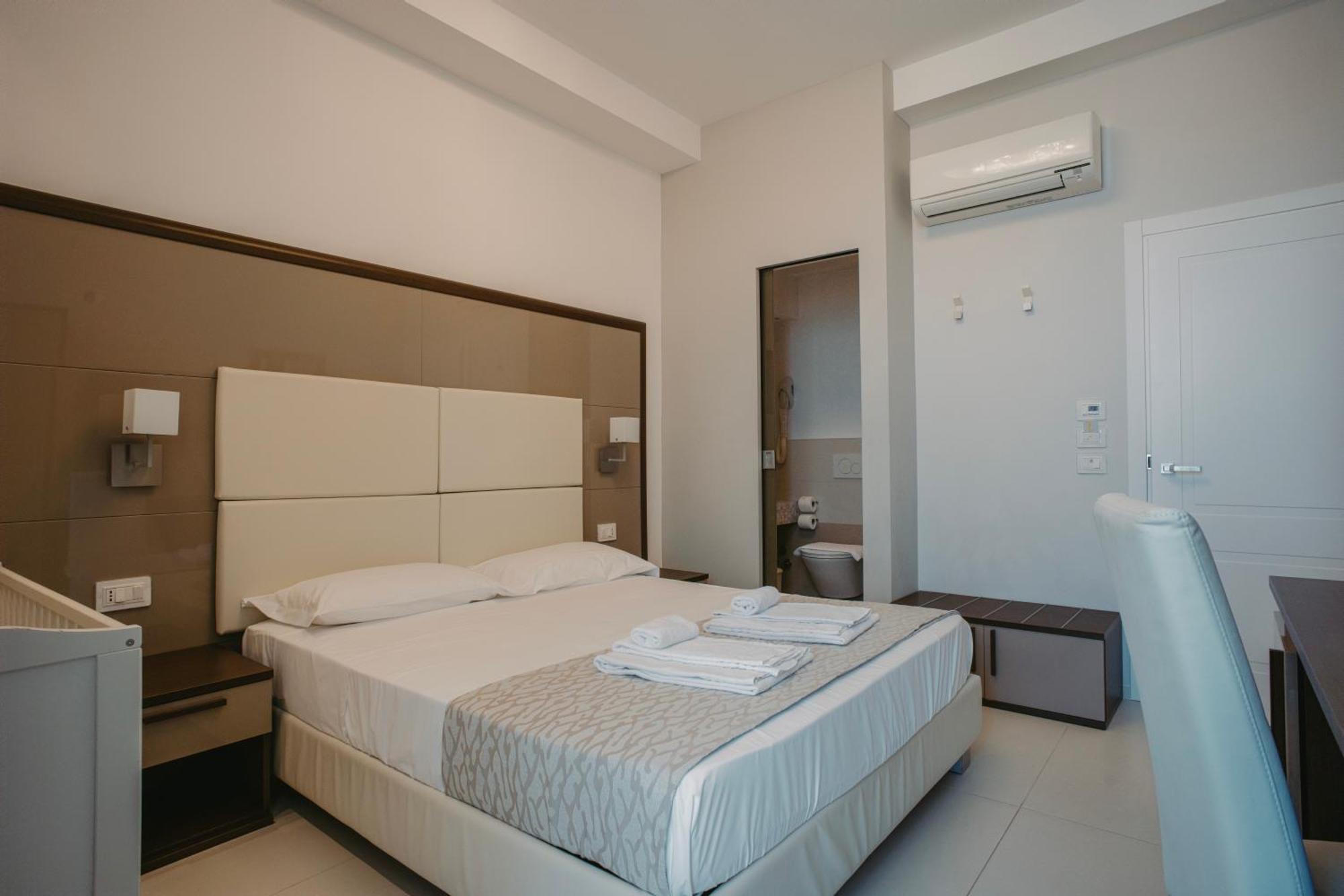 Hotel Baia Marina Купра Маритима Екстериор снимка