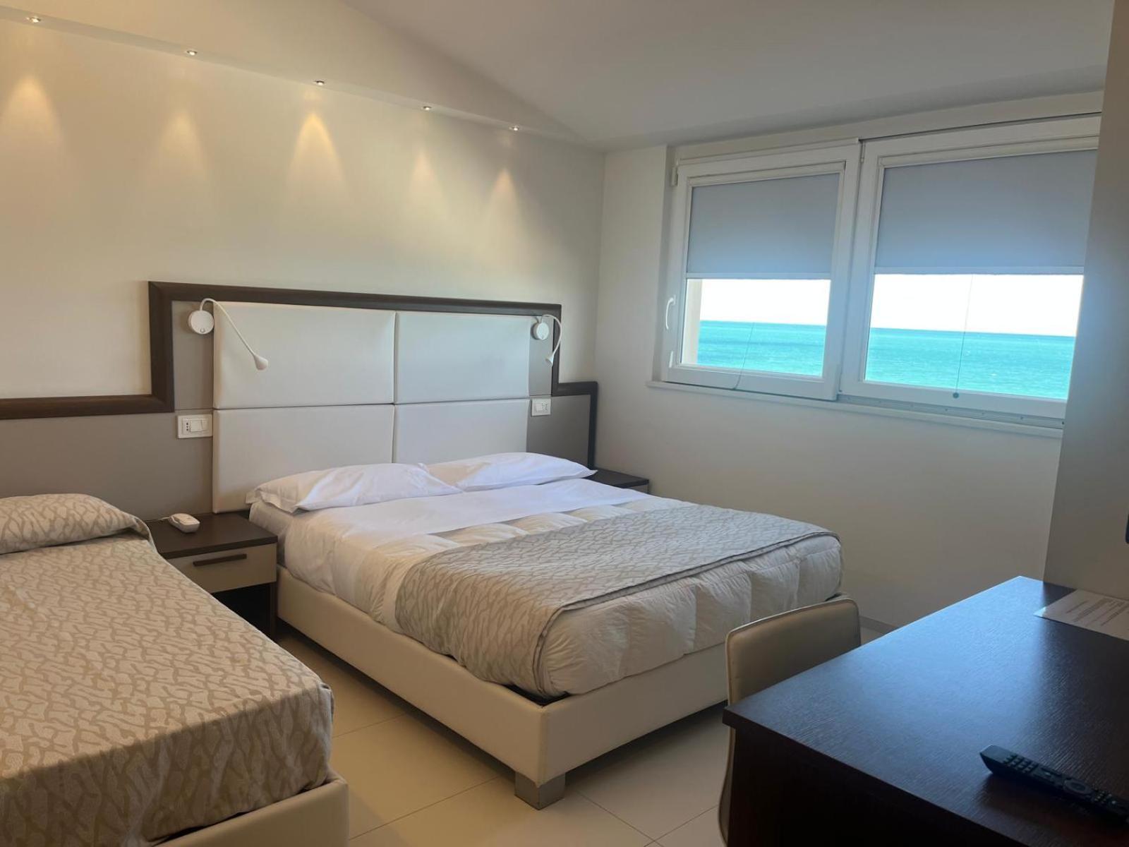 Hotel Baia Marina Купра Маритима Екстериор снимка