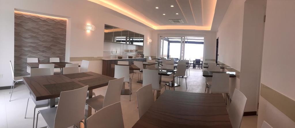 Hotel Baia Marina Купра Маритима Екстериор снимка